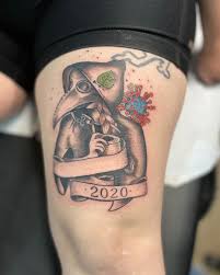 Médico durante la peste negra. 25 Tatuajes Creativos Inspirados Por El Coronavirus