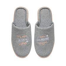 Zapatillas de casa originales, cómodas y anchos también es preferible seleccionar zapatillas de casa con velcro o cremallera para que así el ajuste sea mejor. Zapatillas Casa Como Esta Madre Ninguna Monaditas
