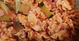 Pates A La Sauce Tomate Lardons Et Legumes Recette Pate Sauce Tomate Alimentation Cuisine Et Boissons