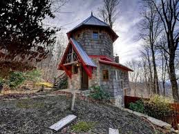 Cette Minuscule Maison Vous Parait Trop Petite L Interieur Sort Tout Droit D Un Conte De Fee Maison De Hobbit Maison Originale Et Belle Maison