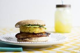 A Delicious And Light Chicken Sandwich For Grilling Out You Will Love The Addition Of The Pineapple On It Ananas Grille Recette Sandwich Au Poulet