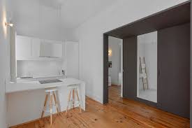 Ristrutturazione Di Un Elegante Appartamento Storico A Lisbona Hogarhabitissimo Minimalista Blanca Appartamenti Piccoli Porte Scorrevoli House