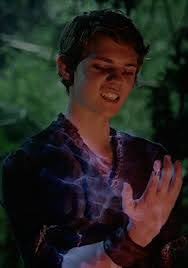 Pin By Clara Johnson On Robbie Kay Peter Pan Heroes Reborn Robbie Kay