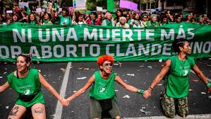 En 2016, en todo el país, hubo 43 muertes maternas por aborto, según el ministerio de salud de la nación, pero cuando se debate la legalización del aborto, el tema del riesgo de vida para la mujer. Presidente Da Argentina Apresenta Projeto Para Legalizacao Do Aborto Noticias Internacionais E Analises Dw 17 11 2020