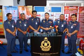 Saya menjauhkan diri dari solat kecuali seorang munafik yang terkenal dengan kemunafikannya, atau pesakit, jika pesakit berjalan di antara kedua lelaki itu datang berdoa, dan berkata: Bomba Hazmat Team On Standby To Deal With Wuhan Coronavirus Outbreak