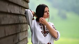 Muzeograful angela păucean a vorbit despre istoricul iei tradiționale românești. 24 Iunie Ziua Iei 8 Vedete InternaÈ›ionale Care PoartÄƒ Ie Youtube