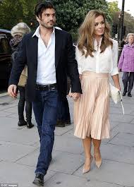 In the final episode, maggie and her husband go to europe, but maggie stays in paris with brighton while michael travels to venice for a modeling shoot. Pin On A La Mode
