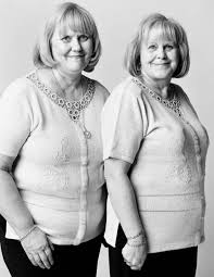 Black And White Identical Twins Portraits Of People Who Look Alike But Aren T Related At All Portrait Look Alike Photographer