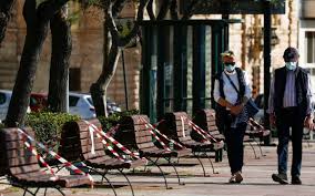 Πρόσφυγες πυρπόλησαν αυτοκίνητα και τραυμάτισαν αστυνομικό. Malta Korwnoios H Kybernhsh Epiballei Ek Neoy Periorismoys Ka8ws Ay3anontai Ta Kroysmata