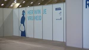 Het vaccinatiecentrum in de markthal krijgt stilaan vorm. Zo Ziet Het Vaccinatiecentrum Eruit In De Nekkerhal In Mechelen Rtv