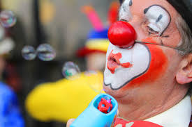 Clown con imagini de fundal horror fantasma hd che farà un'atmosfera orribile sul tuo schermo domestico! Clovnii Èi Jonglerii Se Pot Pensiona Mai Devreme Libertatea