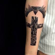 150 Tatuajes De Cruz Con Su Significado Como puedes ver, hay tatuajes para hombres de todos los gustos y no te tienes porque sentir encasillado a un solo modelo, puedes reinventar y crear tu propio estilo, ya dependerá del artista, tu nivel de dolor y presupuesto. 150 tatuajes de cruz con su significado