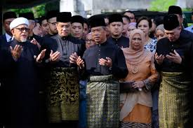 Cartoonkini angkat sumpah 4 april 2019 zunar cartoonist. Politik Semasa Muhyiddin Tiba Di Istana Negara Untuk Istiadat Angkat Sumpah Pm Ke 8