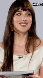 Pedro Pascal y Dakota Johnson vivieron un hilarante momento promocionando  su película Materialists 😂 , La pareja de actores se encontraba en medio  de una dinámica para Vogue que consistía en hacer ...