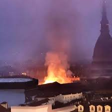 La guida per i sentieri per mtb della collina torinese dal 2011! Torino Incendio Alla Cavallerizza Reale Storico Edificio Patrimonio Unesco Foto E Video