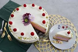 Die sahne mit der mascarpone steif schlagen. Fruchtige Himbeer Sahnetorte