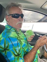 What are some souvenir shops and must-see places to visit in Maui, Hawaii?