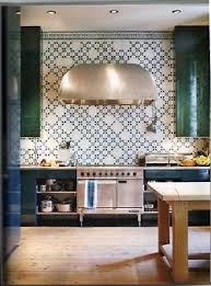 Une Credence Imprimee Et Des Meubles Vert Laque Dans La Cuisine Deco Et Amenagement Cuisine Kitchen Hoods Kitchen Tiles Et Gloss Kitchen Cabinets