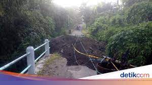 Salah satunya yaitu industri songkok, pengrajin tas, pengrajin perhiasan emas & perak, industri garmen. Jembatan Di Magetan Roboh Tergerus Longsor Warga Harus Memutar 5 Km
