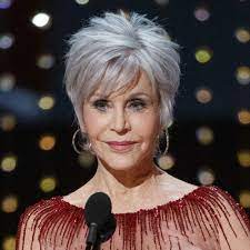 Jane Fonda Dyed Her Hair Gray For The Oscars And People Are Loving It Short Hair Older Women Blending Gray Hair Short Grey Hair