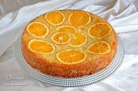 La torta rovesciata all'arancia è un dolce soffice, semplice, ma allo stesso tempo coreografico, dalla consistenza morbidissima e dall'intenso profumo di agrumi, preparato con le arance fresche (di cui oltre al succo e buccia si utilizzano anche fettine intere!). Torta Rovesciata All Arancia Ortaggi Che Passione