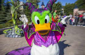 Donald Malefique Disneyland Paris In 2020 Halloween Disneyland Paris Disneyland Paris Disneyland Halloween