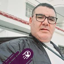 Regalo mobili di ottima qualità, con tessuti da ritappezzare, cucina anni  70 di marca prestigiosa. Smontaggio e trasporto a carico di chi è  interessato