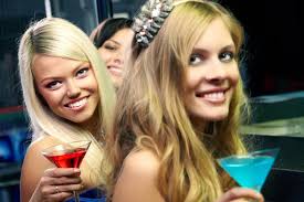 Blondes dancing against friends — Stock Photo © pressmaster #130593918