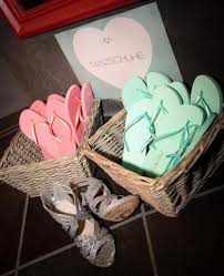 Thongs flip flops are made from top quality long lasting soft rubber. Flip Flops Zur Hochzeit Tipps Ideen Fur Mude Tanzfusse