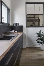 Une Cuisine Noir Mat Et Bois Cuisine Noire Cuisine Noir Mat Idee Deco Cuisine