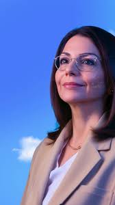 Dra. Ximena Garzón Villalba, la primera de muchas. Enfrentó la crisis del  COVID-19 con valentía, demostrando que la salud es la esperanza del país.  👩🏻