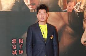 郭富城（英語： aaron kwok fu shing ，1965年10月26日 － ），籍貫廣東 東莞，香港歌手及演員、也是1990年代香港樂壇「四大天王」之一 、動感藝人的代表之一 。 電影方面，2006年與2007年連續兩年憑《三岔口》（2005）與《父子》（2006）獲頒台灣金馬獎最佳男主角獎，並以《三岔口》獲頒長春電影節. éƒ­å¯ŒåŸŽè¢«çˆ†å©šè®Š å«©å¦» å¸¶å¥³å…'å€'å›žå¨˜å®¶ å¨›æ¨‚ Nownewsä»Šæ—¥æ–°èž