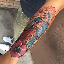 Light emanates from her entire body. 65 Tatuagens Da Virgem Maria Lindas E Inspiradoras Mother Mary Tattoos Mary Tattoo Sleeve Tattoos