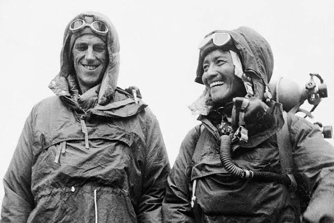 Edmund Hillary menaklukkan Gunung Everest