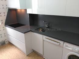 Por la luminosidad que aportan al espacio, por la su encimera de porcelánico que imita el mármol calacatta se ha hecho bajar por el lateral dando un toque muy chic a. Muebles De Cocina Blanca Y Encimera Gris Franisa Cocinas