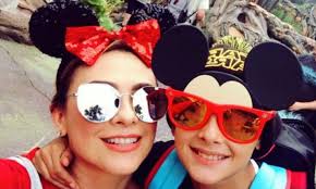 Ha causado polémica porque se ha comentado que frecuenta poco a sus hijos. El Hijo De Luis Miguel Celebro Su Cumpleanos Numero 12 Y El Papa