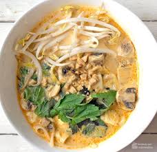 Thai Curry Suppe Mit Kokosmilch Reisnudeln Madame Cuisine Rezept In 2020 Reisnudeln Curry Suppe Thai Curry Suppe