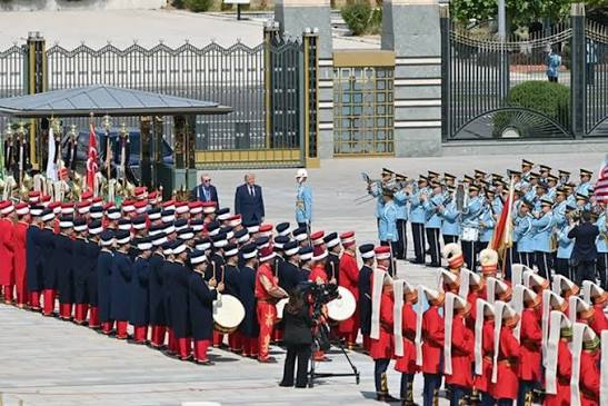 NATO TOPLANTISINDA NEDEN MEHTER VARDI okuyun öğrenin 1917 yılında Alman  İmparatoru II. Wilhelm, İstanbul'u ziyaret ettiğinde dönemin Harbiye Nazırı  Enver Paşa tarafından Mehter Marşı ve yeniçeri kıyafetli merasim birliğiyle  karşılandı. Bugün “NATO