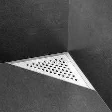 Lo scarico doccia invisibile è un dettaglio ricercato nelle case contemporanee per il semplice fatto di avere continuità visiva nel pavimento, senza interruzione. Scarico Per Doccia A Filo Pavimento Con Griglia In Acciaio Inox Satinato Di Forma Triangolare