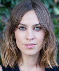 The best styling product is a hair tie. How To Get Alexa Chung S Signature Tousled Waves Instyle