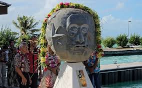 Une stèle en hommage à Paul-Émile Victor inaugurée à l'aéroport de Bora  Bora • TNTV Tahiti Nui Télévision