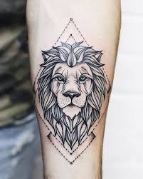 Sternzeichen Lowe Tattoo Am Unterarm Lowenkopf Mit Geometrischen Elementen Arm Tattoo Lowin Tattoo Tatowierungen Geometrisches Tattoo