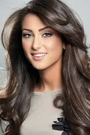 Le châtain ou châtaine au féminin est un nom de couleur utilisé pour décrire celle des cheveux, par référence à la châtaigne, fruit du châtaignier. Les Cheveux Chatain Quelle Nuance Choisir Et Pourquoi Archzine Fr