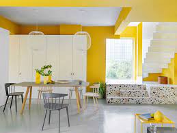 Seperti gambar di atas, ada sebuah cermin hias dengan frame warna gold. Yuk Bermain Dengan Warna Kuning Untuk Desain Interior Rumah Anda Yang Ceria Arsitag
