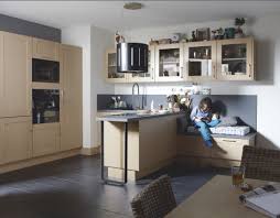 Cuisine Equipee En Bois Chaleureux Avec Bar Pour Partager Des Moments Conviviaux En Famille Cuisine Bois Meuble Cuisine Cuisine Americaine Choses De Cuisine