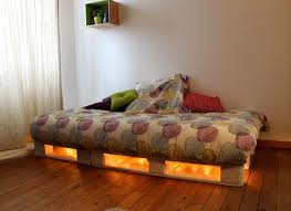 Pour un lit palette original, quelques palettes en bois à peindre aux couleurs de la. Epingle Par Carrie A Sur Chambre Sommier Palette Lit En Palette Lit Palette Bois