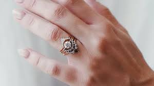 To provide guidance to new fiancés, we've pulled together some popular traditions on when and how to wear wedding rings and engagement rings. How To Build A Stacked Wedding Ring Set