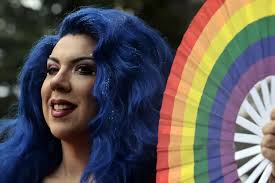 Parada LGBT+ de SP discute o envelhecimento em meio à festa e reflexão