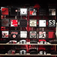 Auf über 300m² gibt es alles was das fanherz höher schlagen lässt. Eintracht Frankfurt Sur Twitter Erste Eindrucke Aus Dem Neuen Fanshop Myzeil Um 18 Uhr Ist Die Eroffnung Kommt Vorbei Mehr Infos Https T Co Xntyanm2ov Https T Co Mnudy1fgzo