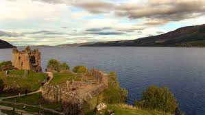 It has a maximum depth of 226.9 meters, which is 744 feet. Urquhart Castle Burg Mit Blick Uber Loch Ness